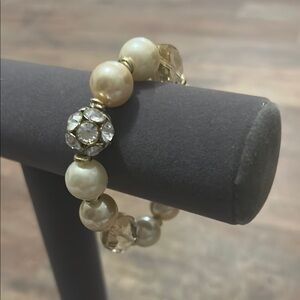 Elegant Pearl and Crystal Bracelet